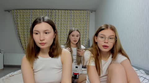 Veronica Tiia Lilith left to right online show from 02/03/25, 07:00