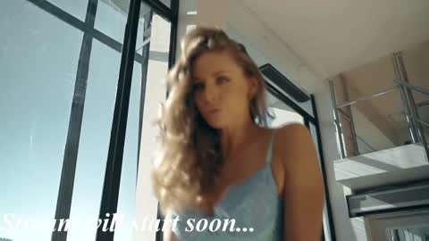 Snapshot of eva_fashionista chatting on 11/17/25, 08:14 Eva online show from 11/17/25, 08:14