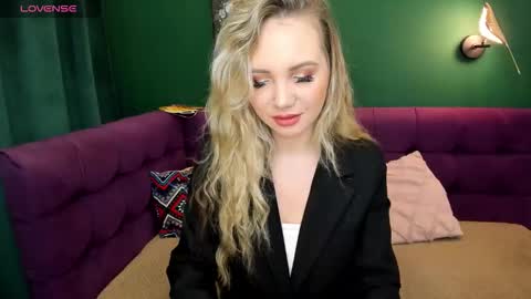 Snapshot of eva_moran chatting on 09/22/25, 02:02 Eva 3 online show from 09/22/25, 02:02