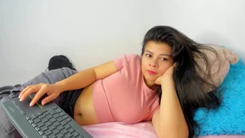 Snapshot of eva_sweet2 chatting on 10/16/25, 01:45 Estefania online show from 10/16/25, 01:45