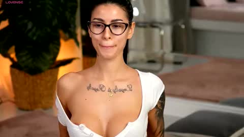 Eva  online show from 12/03/25, 05:15