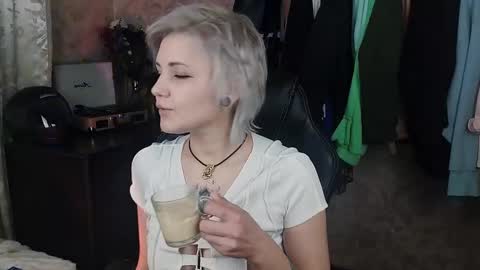 Snapshot of evabrownie chatting on 02/02/25, 12:35 Eva Brownie online show from 02/02/25, 12:35