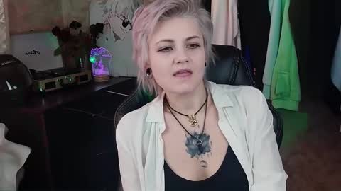 Snapshot of evabrownie chatting on 02/04/25, 11:38 Eva Brownie online show from 02/04/25, 11:38