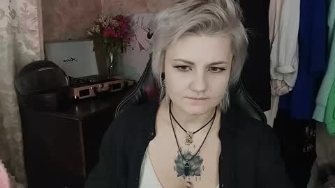 Snapshot of evabrownie chatting on 02/15/25, 11:50 Eva Brownie online show from 02/15/25, 11:50