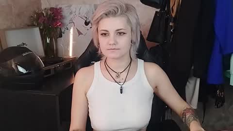 Snapshot of evabrownie chatting on 02/24/25, 12:05 Eva Brownie online show from 02/24/25, 12:05