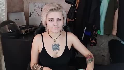 Snapshot of evabrownie chatting on 03/04/25, 08:24 Eva Brownie online show from 03/04/25, 08:24