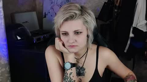 Snapshot of evabrownie chatting on 03/05/25, 12:11 Eva Brownie online show from 03/05/25, 12:11