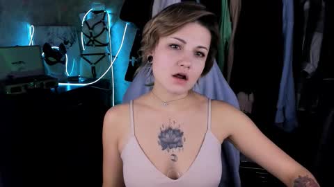 Snapshot of evabrownie chatting on 10/16/25, 04:52 Eva Brownie online show from 10/16/25, 04:52