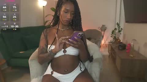 Snapshot of evajacksss_ chatting on 07/19/26, 03:05 evajacksss_ online show from 07/19/26, 03:05