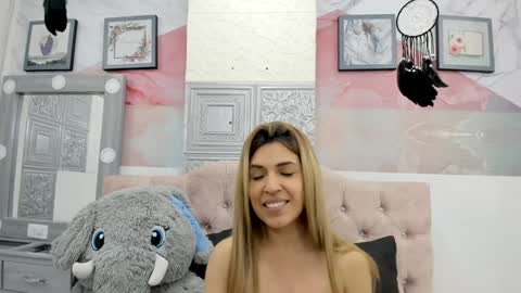 Snapshot of evaloviaa_ chatting on 02/06/25, 02:04 Eva online show from 02/06/25, 02:04