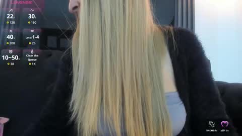 Snapshot of evaloviaa_ chatting on 09/22/25, 01:35 Eva online show from 09/22/25, 01:35