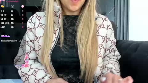 Snapshot of evaloviaa_ chatting on 09/27/25, 02:22 Eva online show from 09/27/25, 02:22