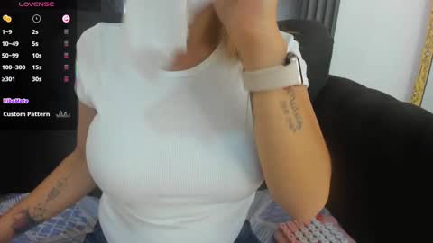 Snapshot of evaloviaa_ chatting on 09/30/25, 01:38 Eva online show from 09/30/25, 01:38