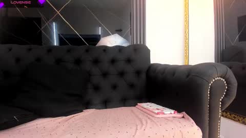 Snapshot of evaloviaa_ chatting on 10/23/25, 01:21 Eva online show from 10/23/25, 01:21