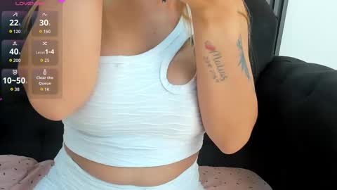 Snapshot of evaloviaa_ chatting on 10/24/25, 01:40 Eva online show from 10/24/25, 01:40