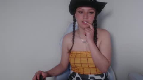 Snapshot of evangeline_petite chatting on 10/10/25, 02:54 eva online show from 10/10/25, 02:54