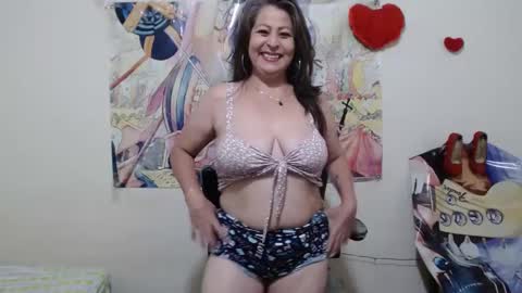 Snapshot of evangelinhotxxx33 chatting on 10/14/25, 08:20 Eva online show from 10/14/25, 08:20