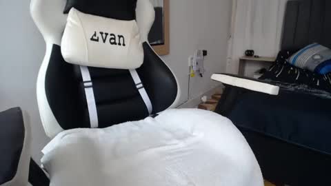 Snapshot of evans_king chatting on 02/22/25, 06:08 Evan online show from 02/22/25, 06:08