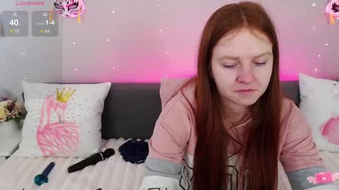 Snapshot of evarey_ chatting on 05/17/26, 04:43 Adelina online show from 05/17/26, 04:43