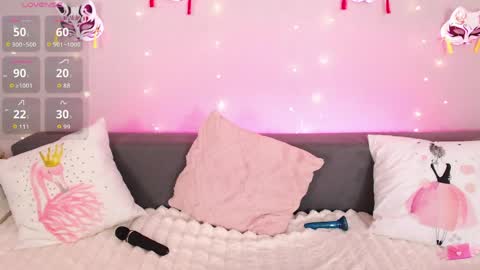 Snapshot of evarey_ chatting on 05/18/26, 03:57 Adelina online show from 05/18/26, 03:57