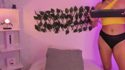 Snapshot of evaritz__ chatting on 02/06/26, 09:18 EVARITZ online show from 02/06/26, 09:18