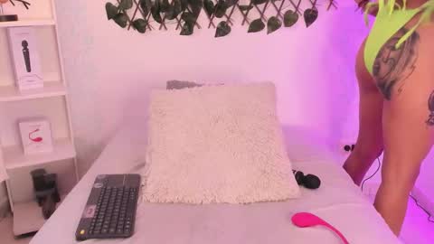 Snapshot of evaritz__ chatting on 02/28/26, 05:03 EVARITZ online show from 02/28/26, 05:03