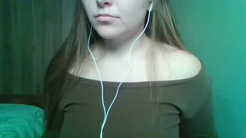 Snapshot of evasapples2026 chatting on 05/14/26, 02:13 evasapples2026 online show from 05/14/26, 02:13