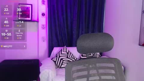 Evee online show from 12/03/25, 06:50