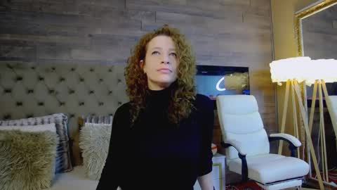 Snapshot of evehamilton chatting on 02/26/25, 07:49 EveHamilton online show from 02/26/25, 07:49