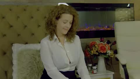 Snapshot of evehamilton chatting on 11/14/25, 06:50 EveHamilton online show from 11/14/25, 06:50