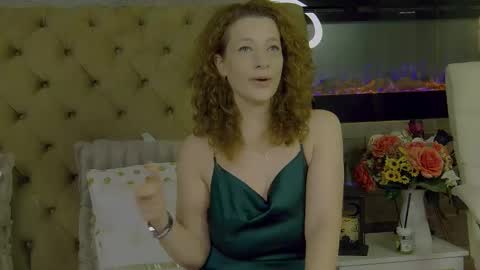 Snapshot of evehamilton chatting on 12/05/25, 08:27 EveHamilton online show from 12/05/25, 08:27