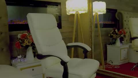 Snapshot of evehamilton chatting on 12/16/25, 08:58 EveHamilton online show from 12/16/25, 08:58