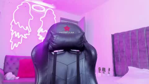 Snapshot of evelin__thompsson chatting on 07/18/26, 03:00 evelin__thompsson online show from 07/18/26, 03:00
