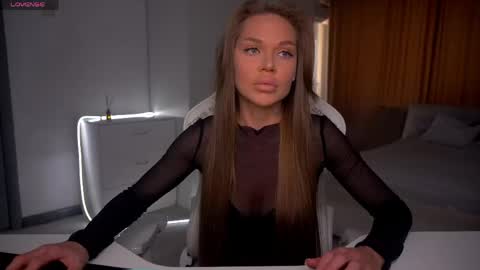 Snapshot of evelina_fox chatting on 05/04/26, 02:35 Evelina online show from 05/04/26, 02:35