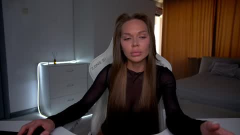 Snapshot of evelina_fox chatting on 05/18/26, 12:33 Evelina online show from 05/18/26, 12:33