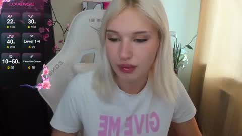 Snapshot of evelinalu chatting on 06/26/26, 01:32 Evelina online show from 06/26/26, 01:32