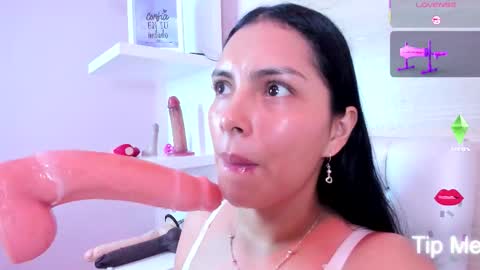 Snapshot of evelinn_belen chatting on 10/04/25, 04:27 Evelinn belen online show from 10/04/25, 04:27