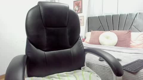 Evelyn online show from 03/12/25, 06:11