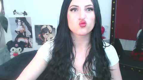 Snapshot of evelyn_sheeran chatting on 12/15/25, 05:34 Julieta online show from 12/15/25, 05:34