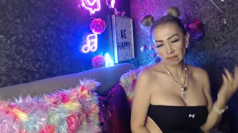 Snapshot of evelynagrey chatting on 01/18/25, 09:24 EvelynaGrey online show from 01/18/25, 09:24