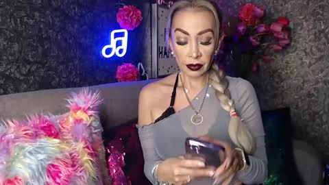 Snapshot of evelynagrey chatting on 01/20/25, 02:43 EvelynaGrey online show from 01/20/25, 02:43