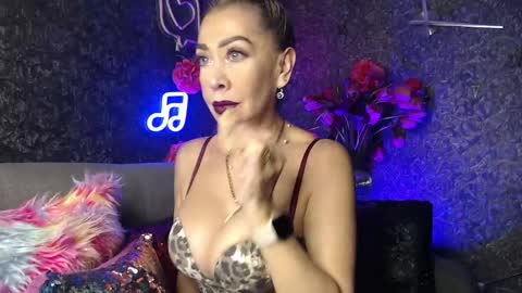 Snapshot of evelynagrey chatting on 01/22/25, 05:16 EvelynaGrey online show from 01/22/25, 05:16