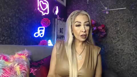 Snapshot of evelynagrey chatting on 01/25/25, 04:23 EvelynaGrey online show from 01/25/25, 04:23