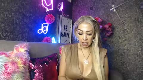 Snapshot of evelynagrey chatting on 01/25/25, 07:28 EvelynaGrey online show from 01/25/25, 07:28