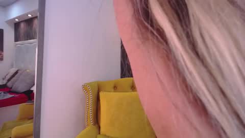 Snapshot of evelynagrey chatting on 03/03/25, 09:11 EvelynaGrey online show from 03/03/25, 09:11