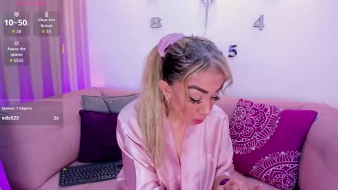 Snapshot of evelynagrey chatting on 02/10/26, 01:37 EvelynaGrey online show from 02/10/26, 01:37