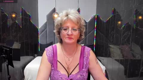 Evelyn online show from 09/22/25, 04:58