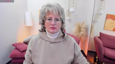 Evelyn online show from 09/29/25, 05:01