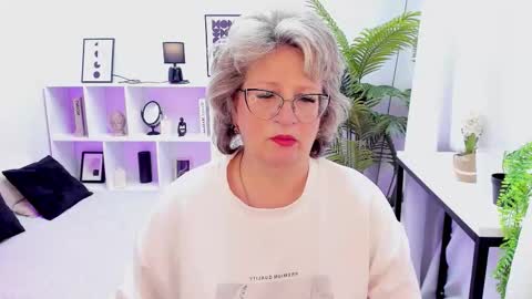 Evelyn online show from 11/28/25, 05:21