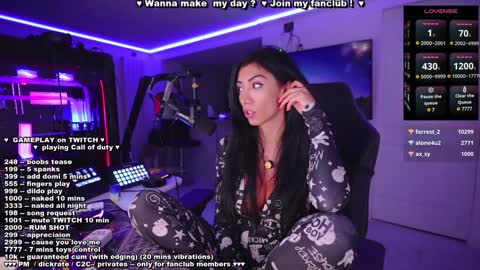 Snapshot of evelyne92 chatting on 12/20/24, 05:57 Evelyne online show from 12/20/24, 05:57